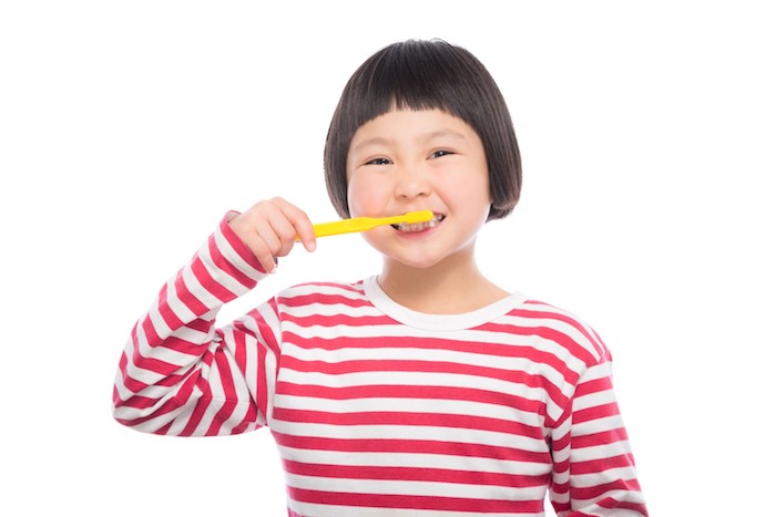 藤枝の松下歯科オーラルクリニック歯磨きをする子供